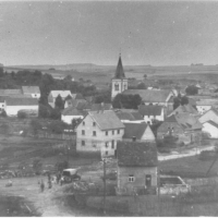 Blick auf Bahnplatz u. Kirche um 1940